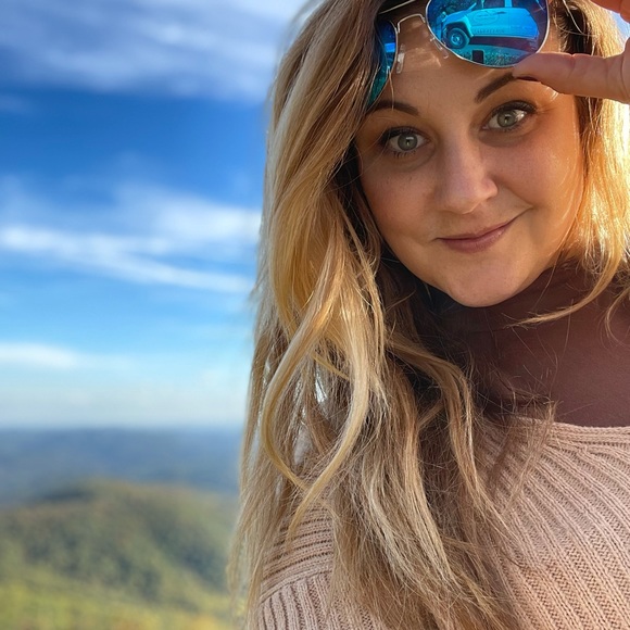 Meet your Posher, Tori - Picture 2 of 2